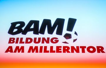 Unser Bildungsprojekt BAM! macht das Millerntor zum Lernort – u.a. für Workshops gegen gruppenbezogene Menschenfeindlichkeit und zur NS-Geschichte des FC St. Pauli. Infos? Bild anklicken!