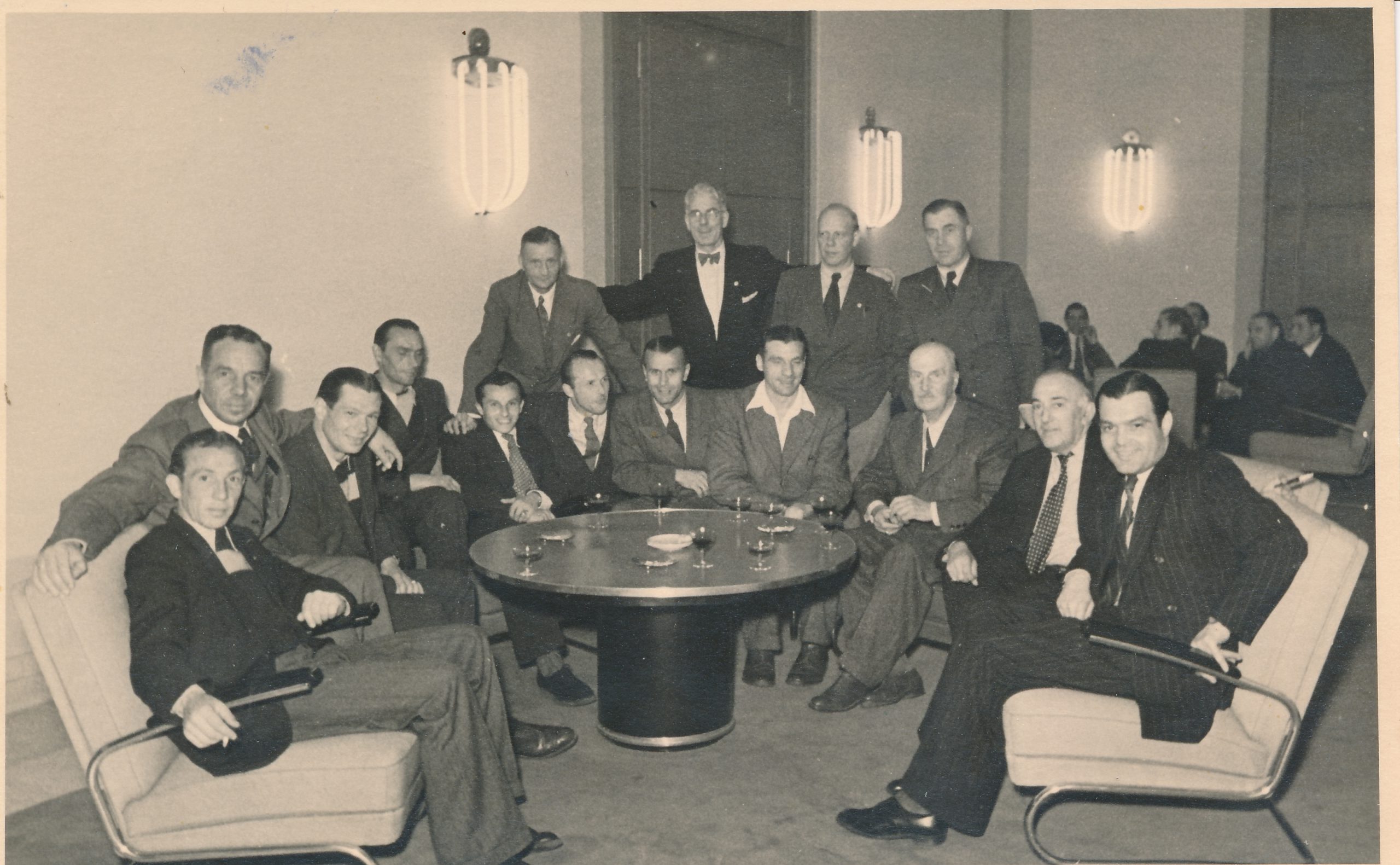 19. Juni 1949: Nach dem Endrundenspiel um die Deutsche Meisterschaft zwischen dem FC St. Pauli und dem 1. FC Kaiserslautern in Düsseldorf trifft Martin Abraham Stock (2.v.r.) mit der Delegation des FCSP zusammen, 2.v.l. Präsident Wilhelm Koch, rechts neben ihm Spieler Walter Dzur.(Archiv FC St. Pauli-Museum/Nachlass Harald Stender)
