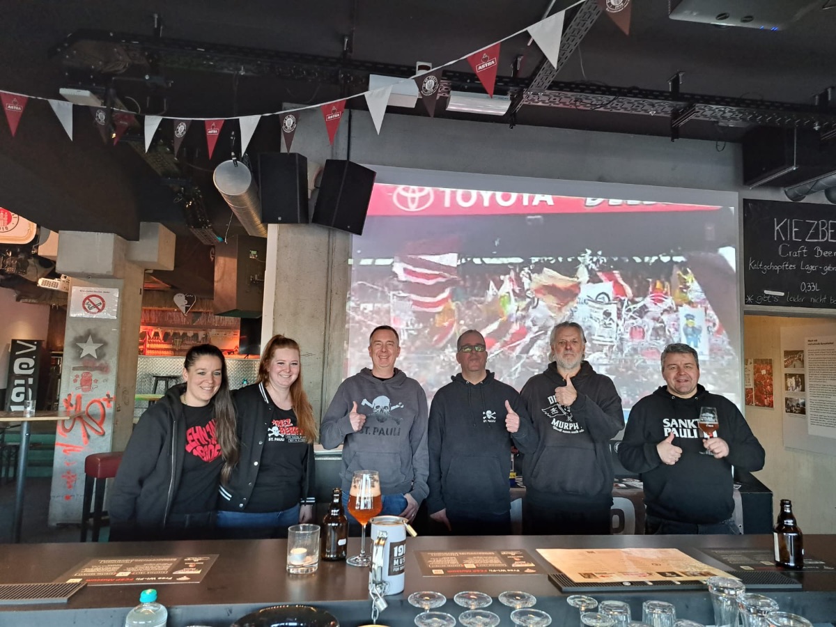 Das ehrenamtliche Ausstellungsteam im FC St. Pauli-Museum.