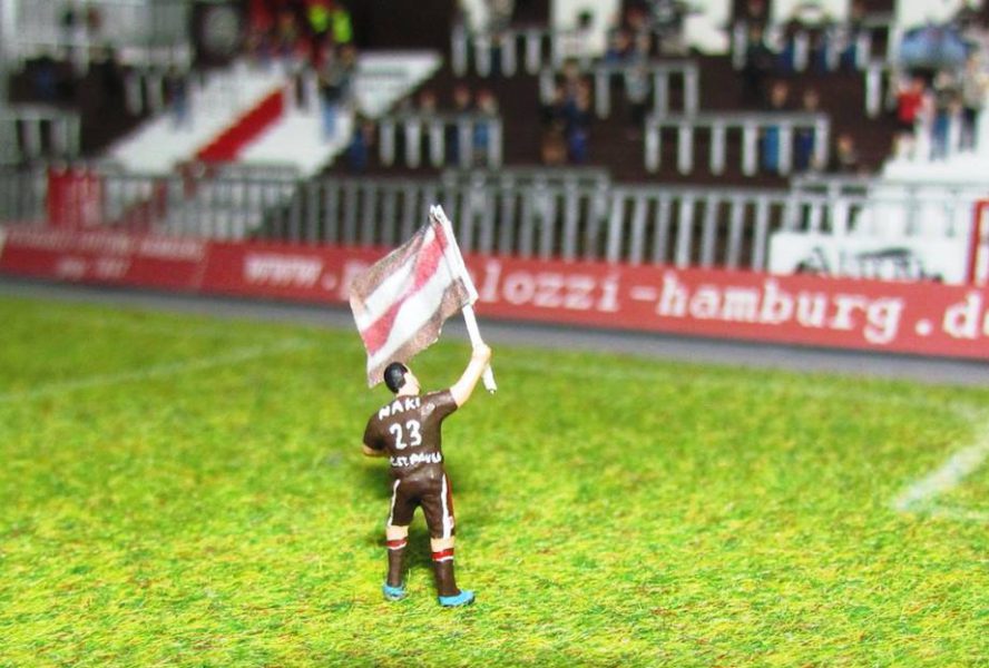 deniz-naki-im-miniatur-millerntor-foto-stadionmodellbau-tribian