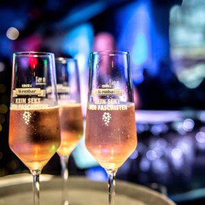 Veranstaltung im FC St. Pauli-Museum. Auf einem Tablett stehen Sektgläser mit der Aufschrift "Kein Sekt den Faschisten".