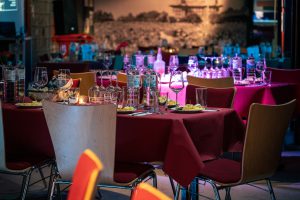 Wein-Tasting-Event im FC St. Pauli-Museum am Millerntor. Das Foto zeigt den sogenannten Gang der Wunder, der mit festlichen Tischen und Stühlen eingerichtet ist.