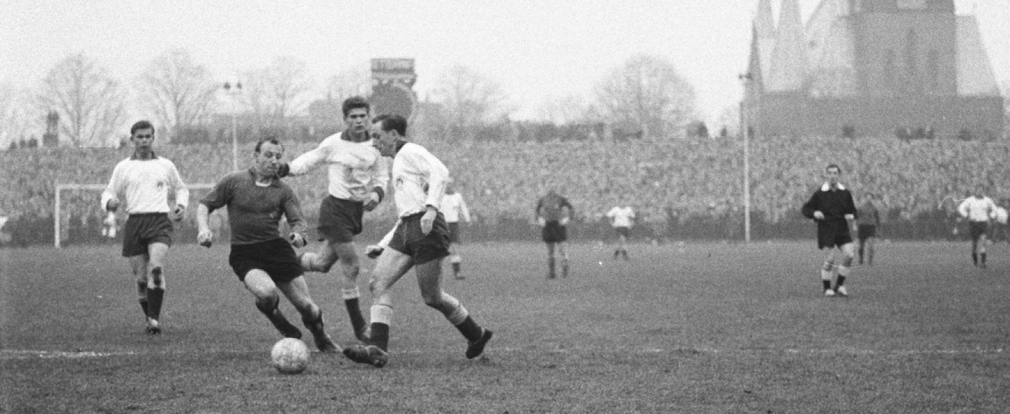 Header-Seeler-Osterhoff-Derby Uwe Seeler beim Hamburg Derby