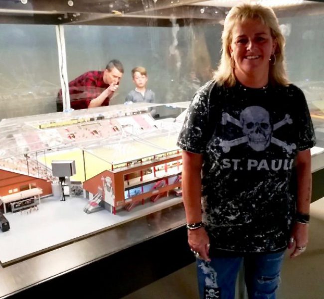 Jeanette Hauser vor dem Miniatur-Millerntor Jeanette Hauser vor dem Miniatur-Millerntor