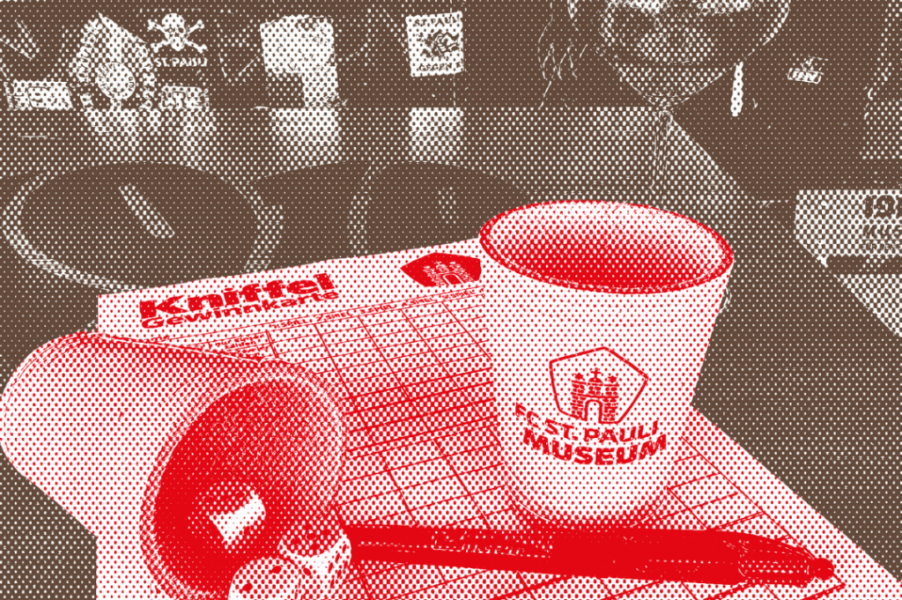 auf einem Tisch liegt ein Kniffelblock, Würfel und -Becher. Alles ist in braun-rot gehalten.