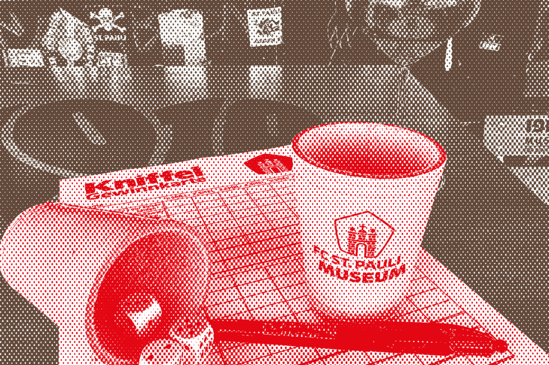 auf einem Tisch liegt ein Kniffelblock, Würfel und -Becher. Alles ist in braun-rot gehalten.
