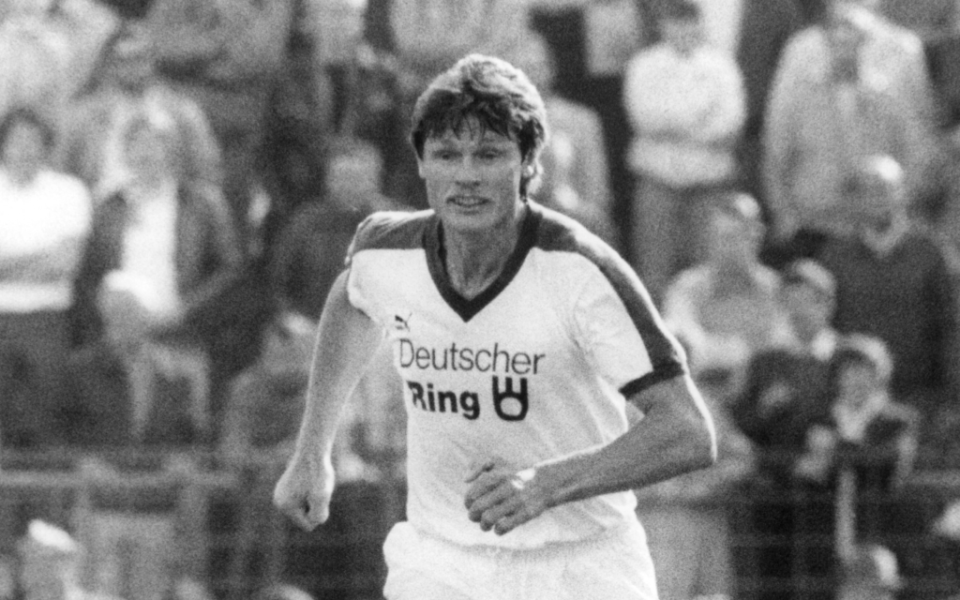 Auf diesem schwarz-weiß Bild ist Peter Nogly auf dem Fußballplatz, während eines Spiels, zu sehen.