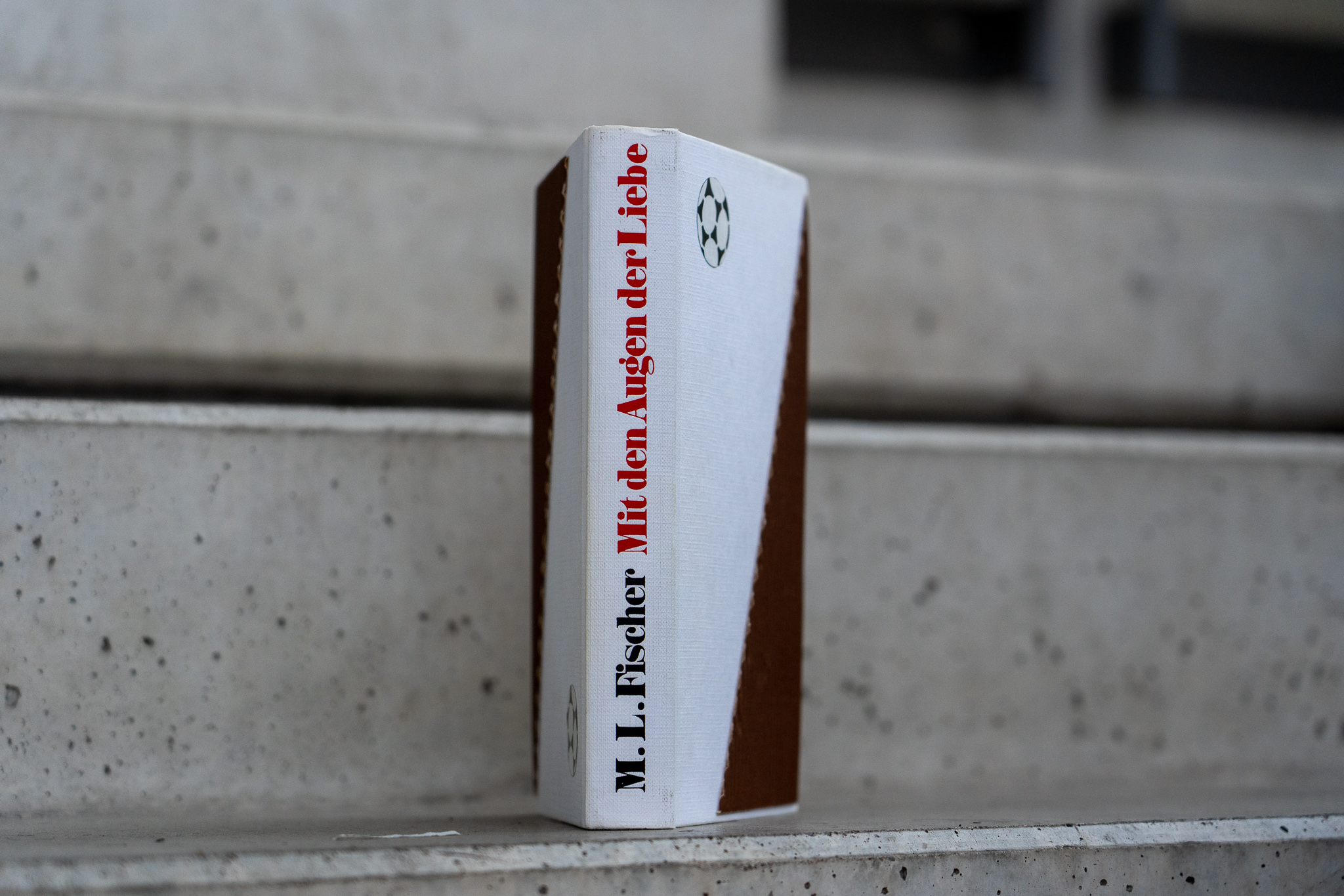 FC St. Pauli Origami-Buch im Millerntor-Stadion