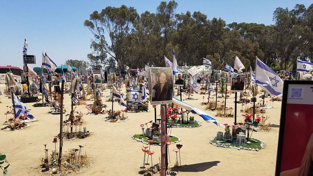 Foto vom Gedenkort in Israel, u.a. von Liel Vainshtein, der am 7. Oktober 2023 beim Nova Music Festival ermordet wurde.