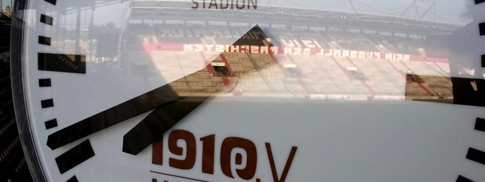 Die neue alte Stadionuhr am Millerntor. Foto: Olaf Bartsch Die neue alte Stadionuhr am Millerntor. Foto: Olaf Bartsch