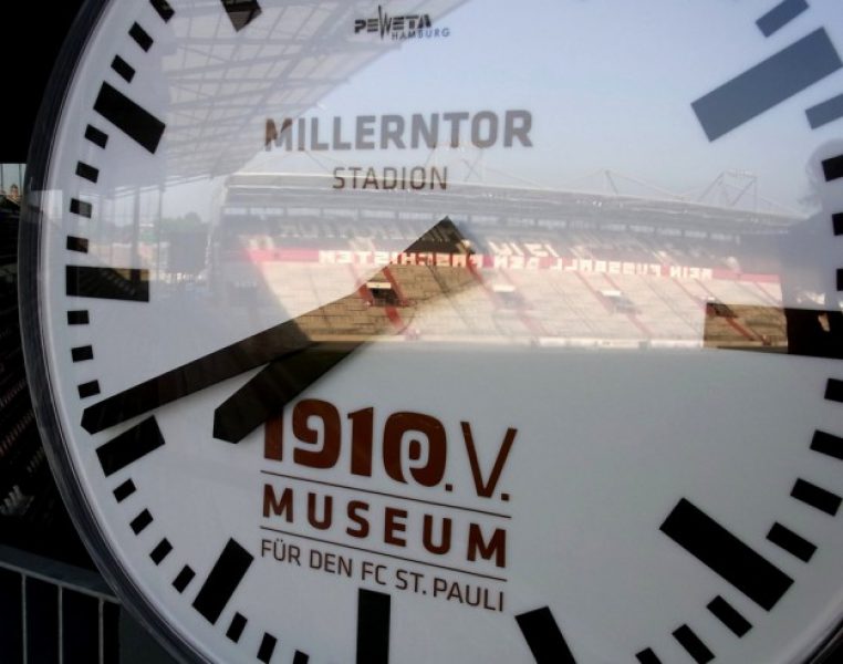 Die neue alte Stadionuhr am Millerntor. Foto: Olaf Bartsch Die neue alte Stadionuhr am Millerntor. Foto: Olaf Bartsch