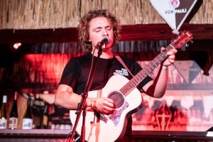 Konzert im FC St. Pauli-Museum am Millerntor. Auf der Bühne performt der Singer und Songwriter Jakob Mühleisen mit seiner Gitarre.