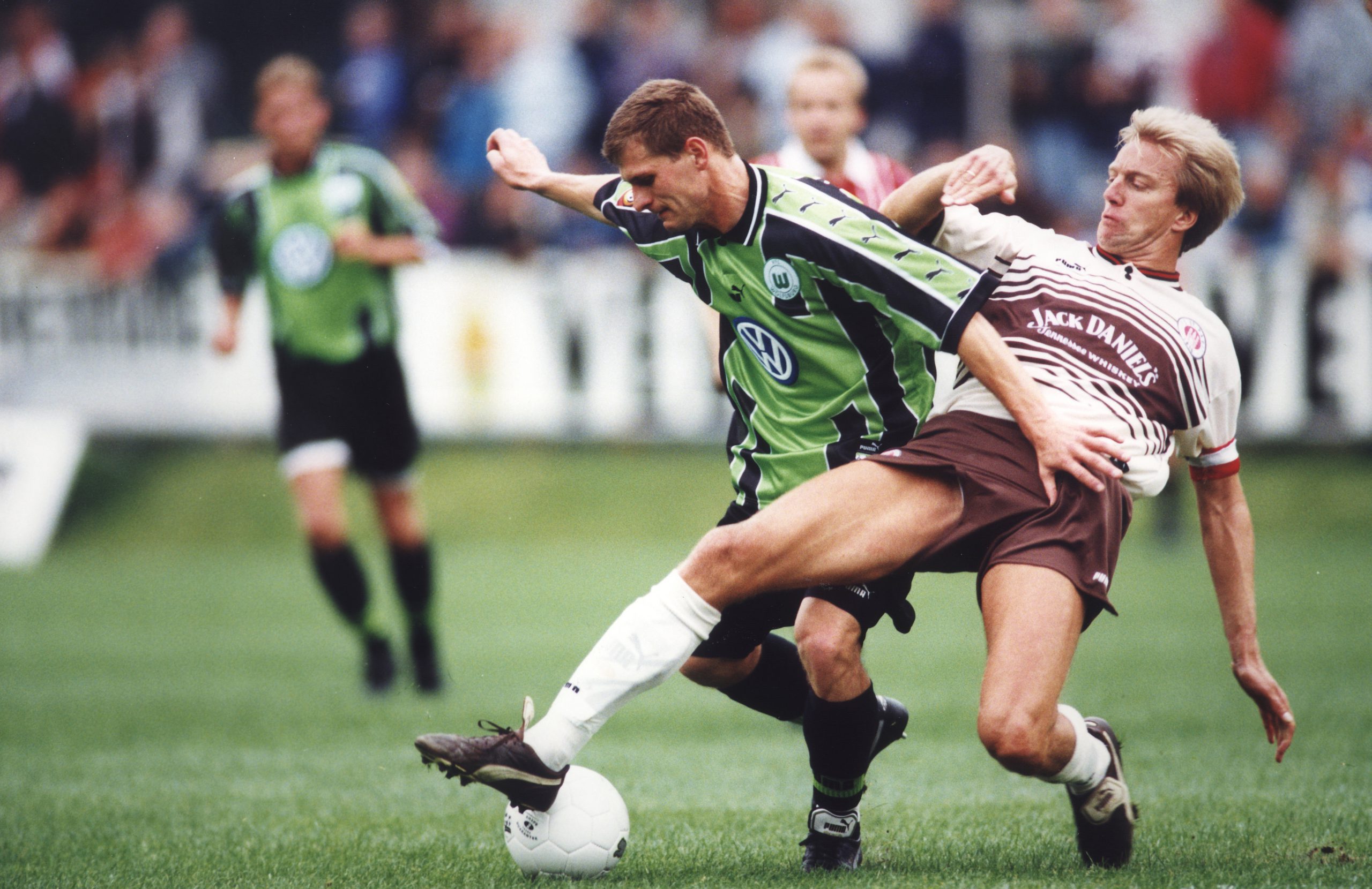 Auf diesem Foto sind Steffen Baumgart und André Trulsen im Kampf um den Ball zu sehen.