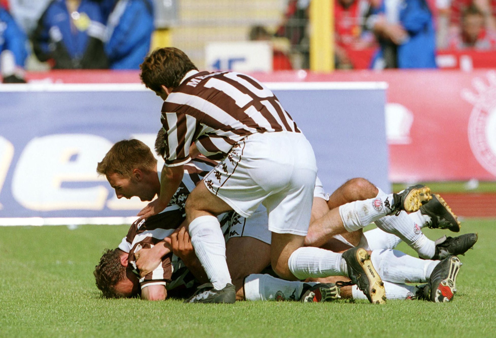 Jubel um Deniz BARIS nach dem entscheidenden 1:2 1.FC Nuernberg - FC St.Pauli am 20.05.2001