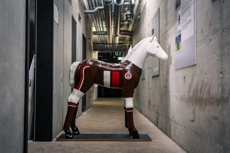 Fohlen Pferd Statue im FC St. Pauli Trikot auf dem Flur des FC St. Pauli-Museums