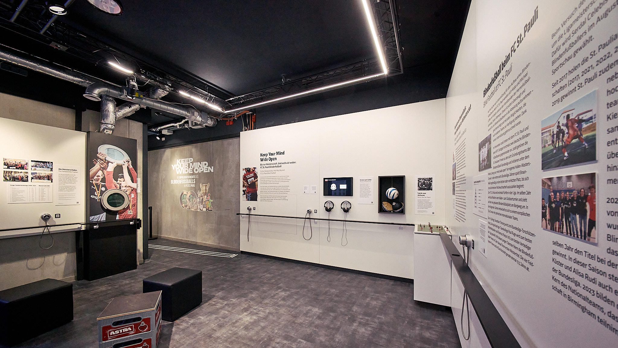 Auf diesem Bild ist ein Raum der Sonderausstellung "Keep Your Mind Wide Open" zu sehen.