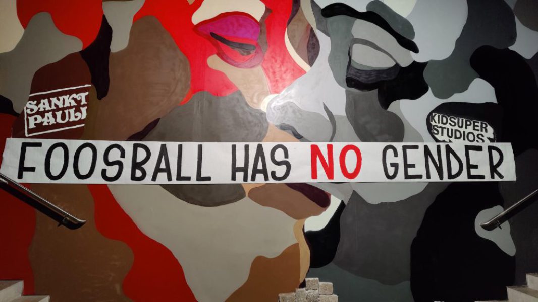 Auf diesem Foto ist eine Tapete mit der Aufschrift "Foosball has no gender" im Ballsaal Haupt zu sehen.