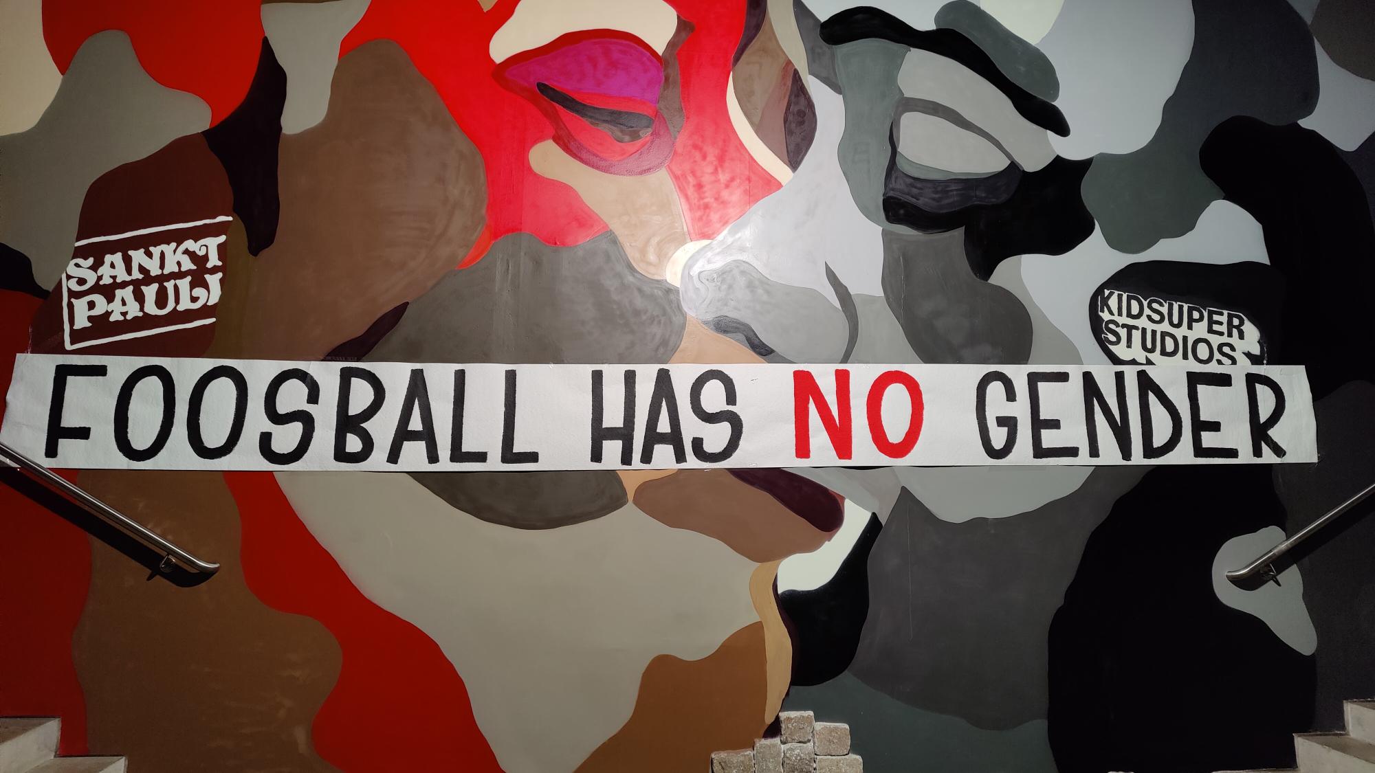 Auf diesem Foto ist eine Tapete mit der Aufschrift "Foosball has no gender" im Ballsaal Haupt zu sehen.