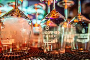 Frisch gespülte Gläser bei einer Veranstaltung im FC St. Pauli-Museum am Millerntor. Auf den Gläsern steht Kein Wein den Faschisten.